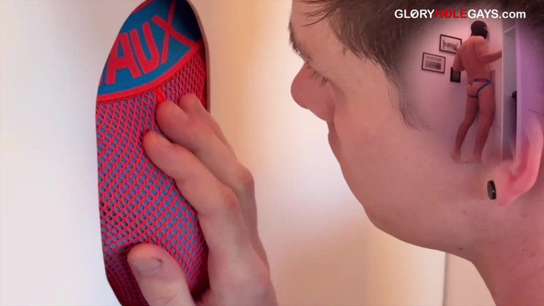 GLORYHOLEGAYS: 무수정 &amp; 딥 볼 - 체육관 브로 바레백스 글로리홀에서 슬림 트윈크