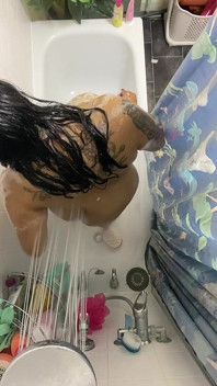 İri güzel Asyalı duşta
