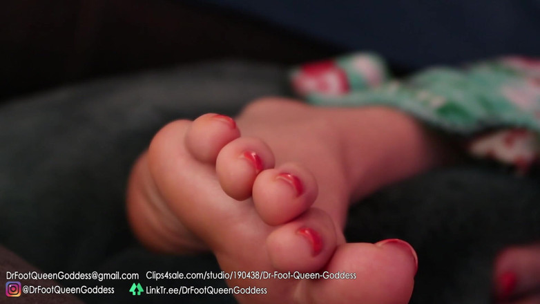 Dr. Foot Queen Goddess: Relaxační chodidla na gauči, část 5