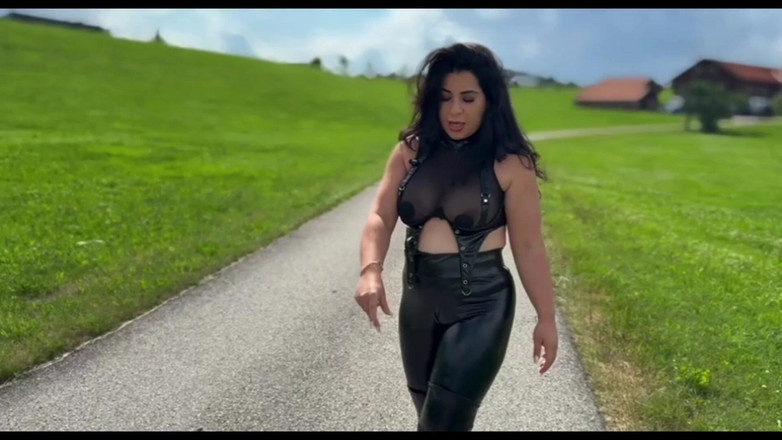 LadyAyse5: Puoi leccare il terreno su cui sto camminando
