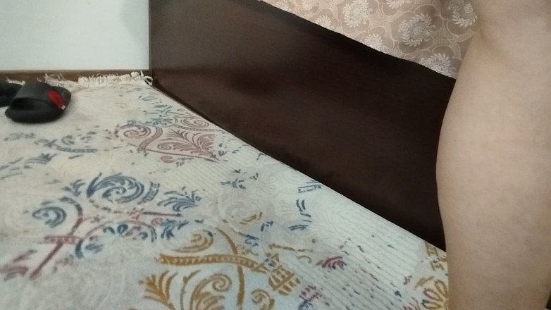 Mirsur: O femeie amatoare se masturbează cu degetele în ea.