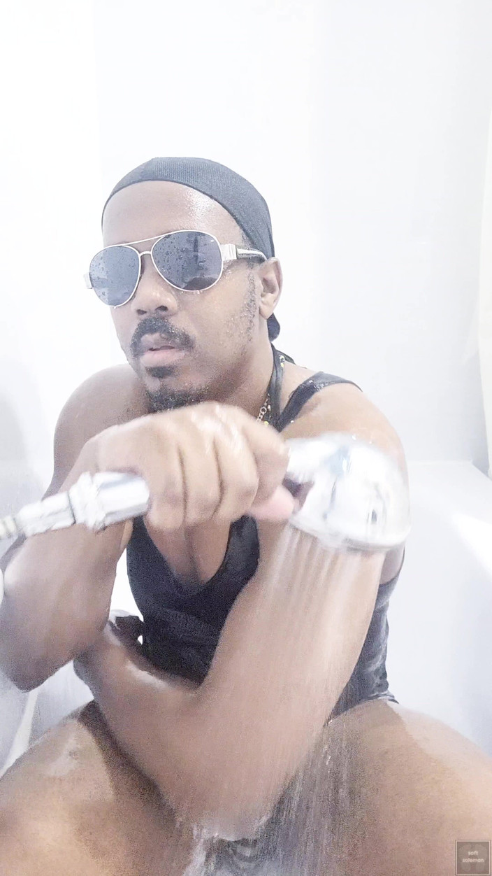 Soft Soleman: Saya membasuh badan saya di bilik mandi 5