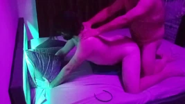 操儿子的屁股并在肛交中射精