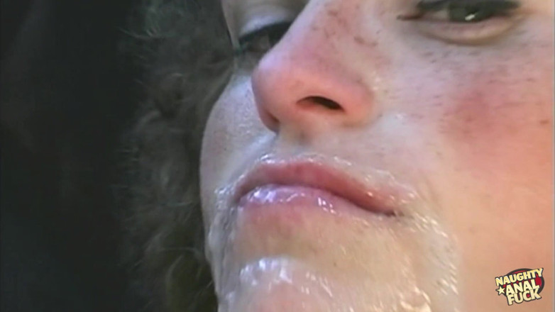 Naughty anal fuck: La mora dagli occhi grandi fa un deepthroats e prende...