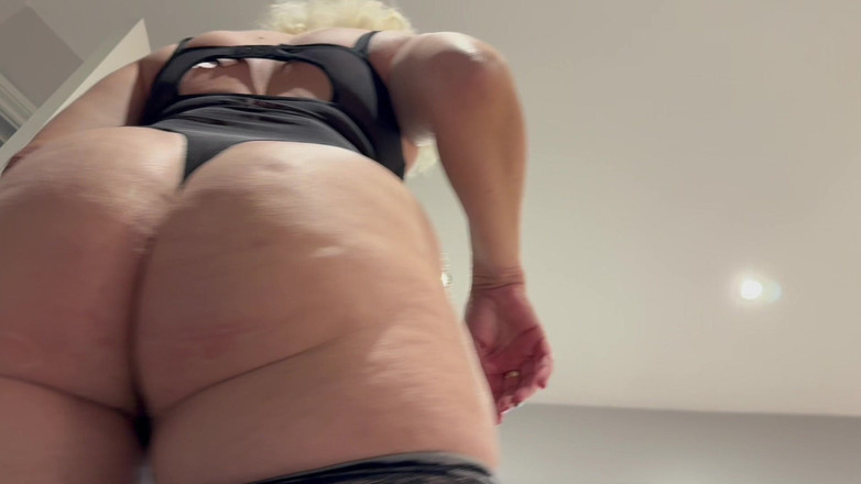 PussyGalorious: Guardo il Mio punto di vista nella mia lingerie nera...