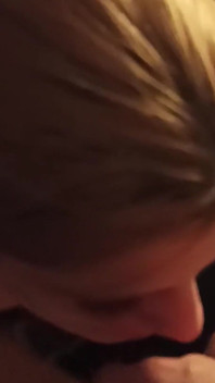 Selbstgedrehte amateur-MILF-blowjob und kehlenfick-zusammenstellung mit abspritzen
