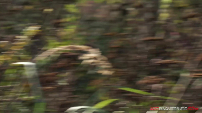 Czech Pornzone: 바이커와 야외 섹스하는 핫한 18살 갈색 머리