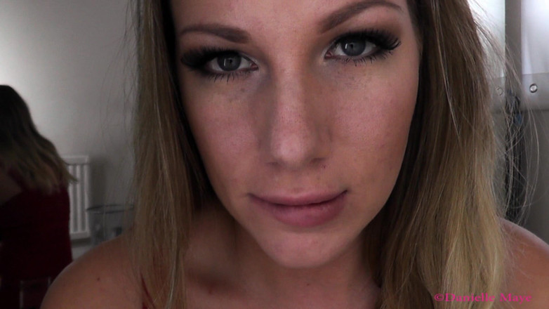 DanielleMaye: Dietro gli occhi blu