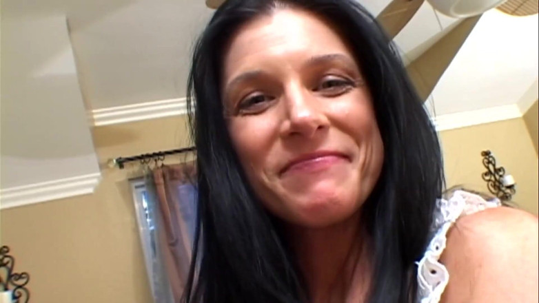 Best Amateur Sex: W samochodzie on szarpie się, a ona połyka to wszystko