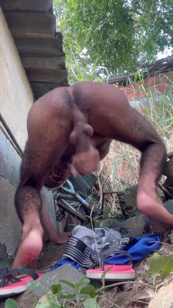 vergar4_daviid: Mi masturbo dietro la casa del vicino