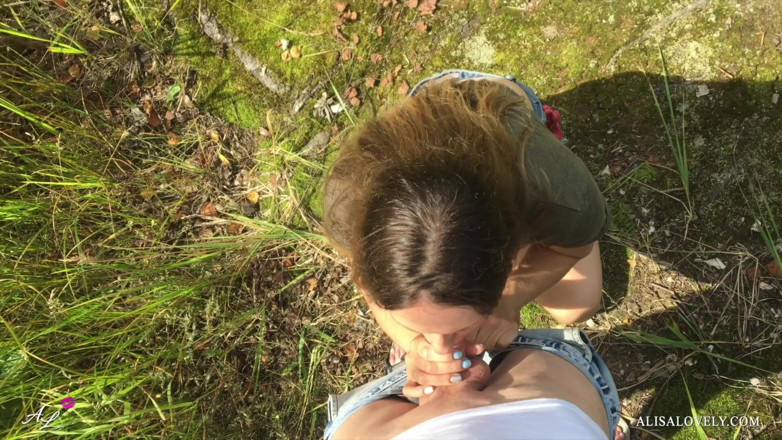 Alisa Lovely: 角質の見知らぬ人と十代の赤ん坊の森での情熱的なセックス