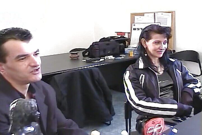 Filles Francaises: 黒髪のフランス人のひよこが同時に2本の硬いチンポを喜ばせる