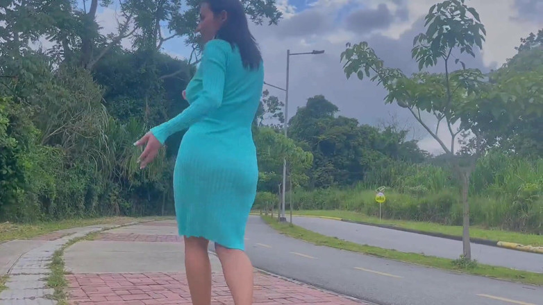 Jenifer Play: Je vais me promener et un garçon de la rue...