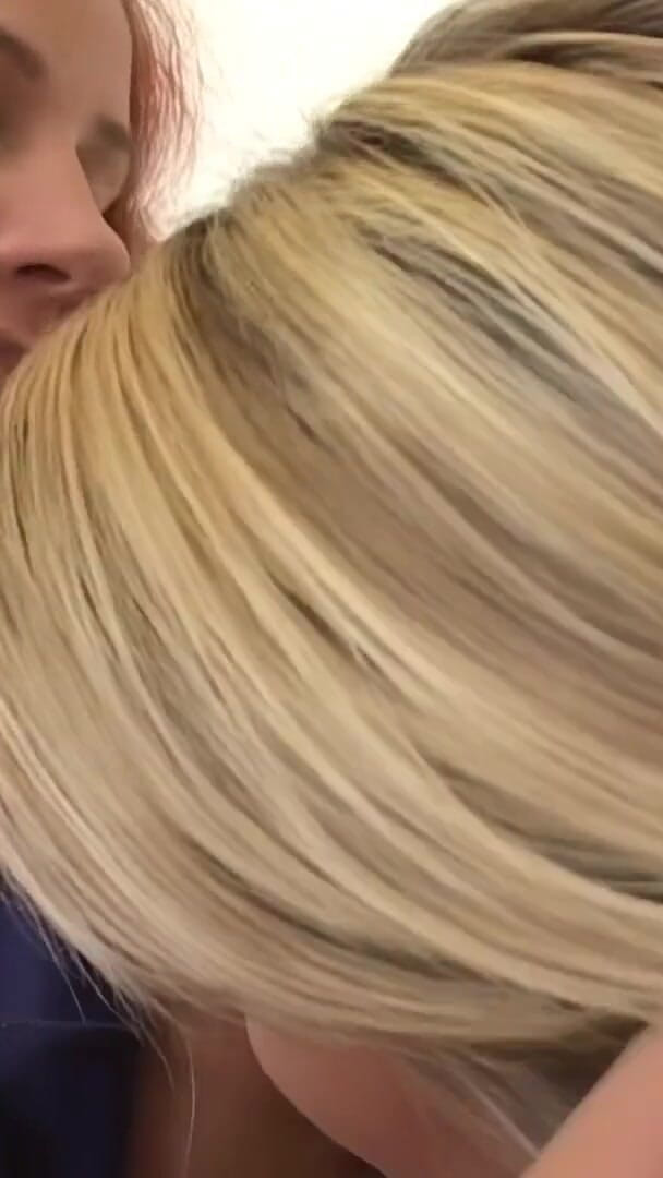 Onlyvids: Tienerbabes delen wilde anale en lesbische genoegens