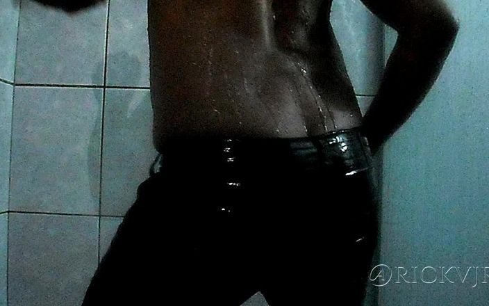 Rickvjr: Twerking at Bathroom 'black at Shower'
