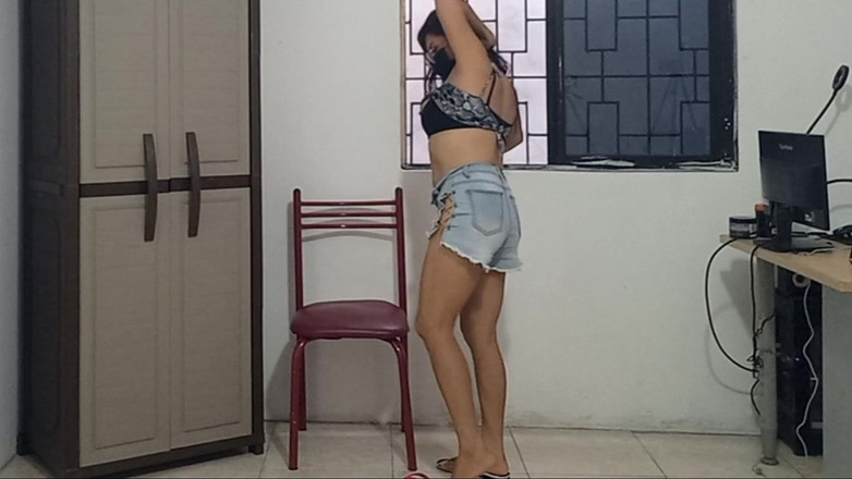 NEGRITA SEXY: Mi esposo me deja y se va a trabajar. Estoy...