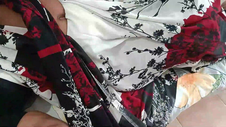 Luxmi Wife: La moglie ottiene un orgasmo di punta che scorre dalla...