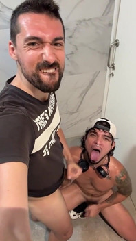 Twink Wordt Geneukt Door Papa in Het Openbare Toilet
