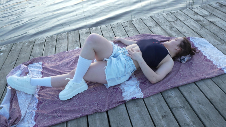 Apollon: Dos chicas se quitaron la ropa en el lago. Un...