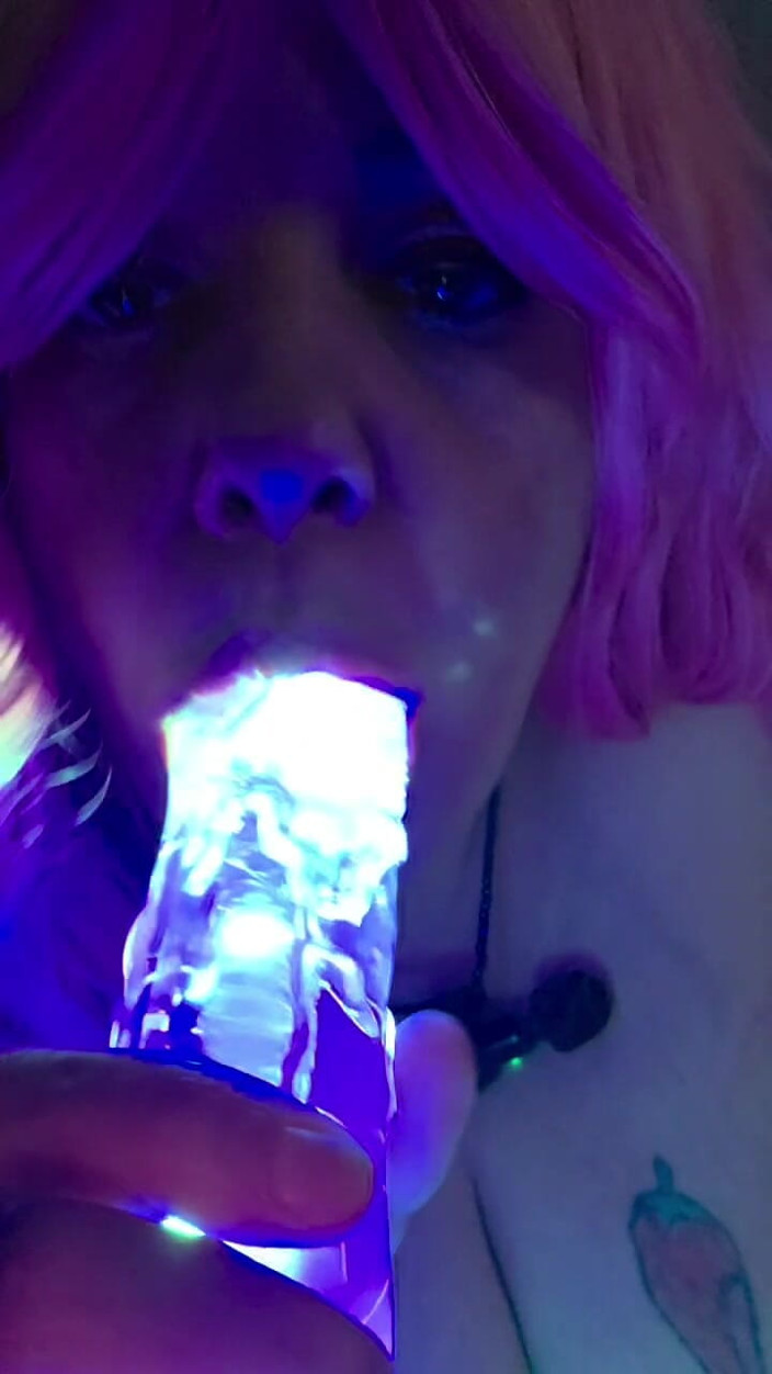 LustyPeachesofSin: Sání mého osvětlené dildo