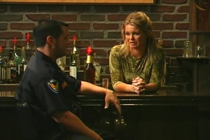 THAGSON RETRO: Blonde babe verleidt agent voor intense orale en hardcore neukpartij