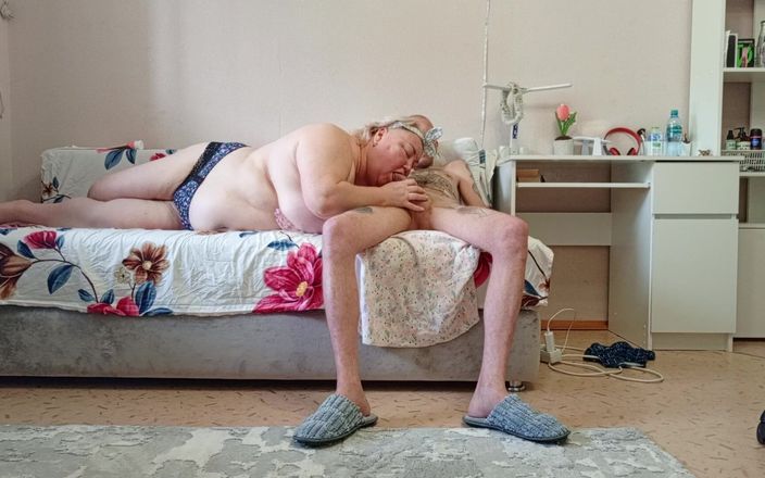Zona901: 継母はチンポをしゃぶり、彼女の顔に熱いザーメンを得る