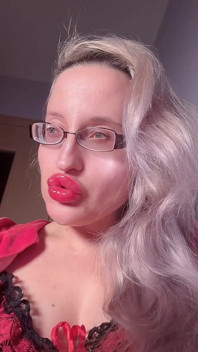 Karın hiçbir şey değil çünkü Findom Goaldigger'a aşıksın. Büyük kalın gözlükler ve kırmızı büyük dudaklarda boşalma ayini.
