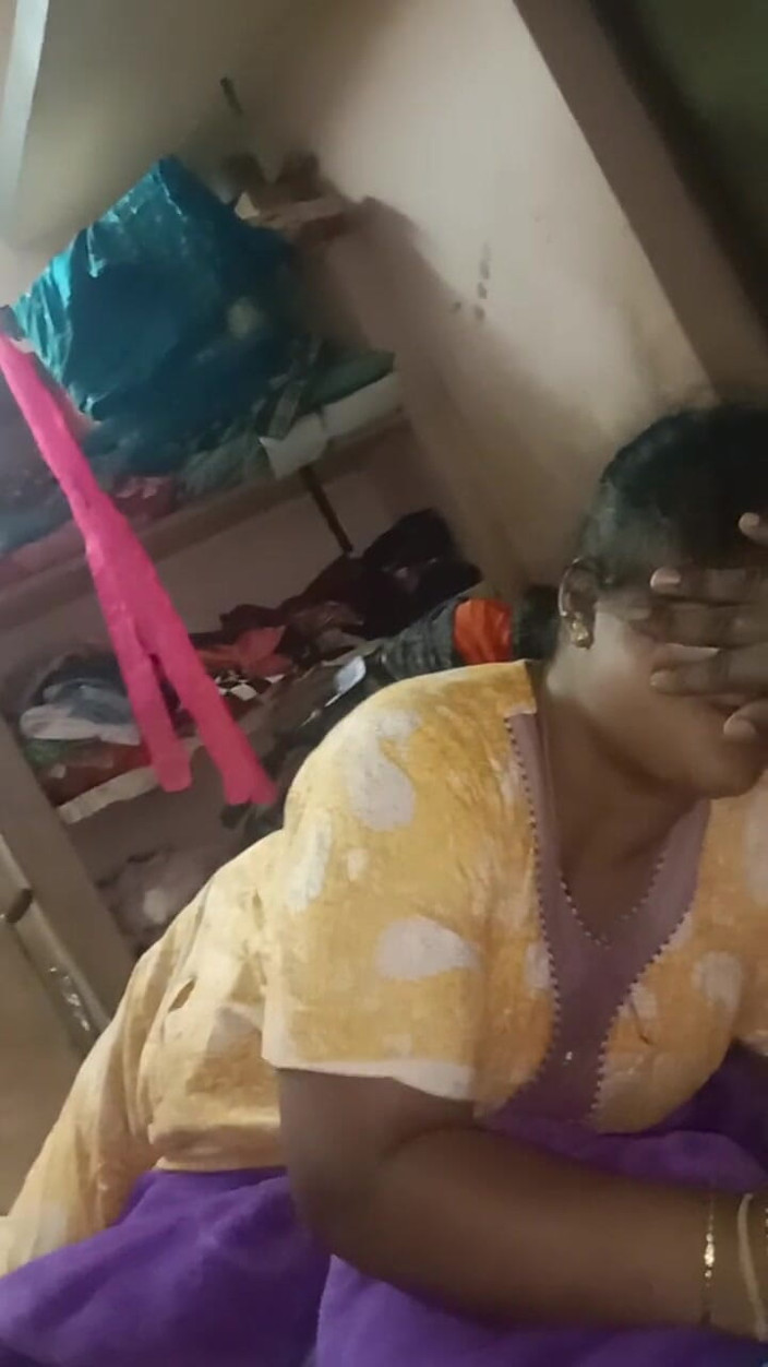 Tamil Anti Uma235: น้องสะใภ้จับควยฉันดูด แล้วพาฉันขึ้นเขา แล้วขี่ฉัน