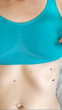 เมียวัยรุ่นเล่น nipple ผ่านเสื้อกีฬาคนเดียว