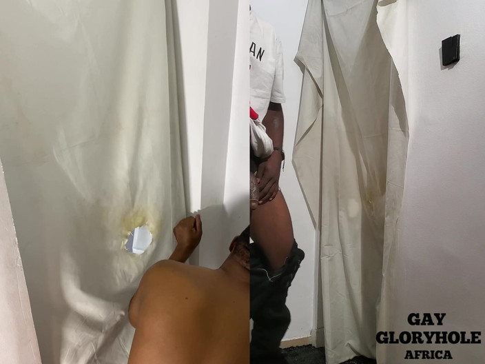 Gay Gloryhole Africa: Băiatul heterosexual se furișează din casa lui pentru niște muie și...