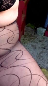 Juego mojado en pantimedias al aire libre