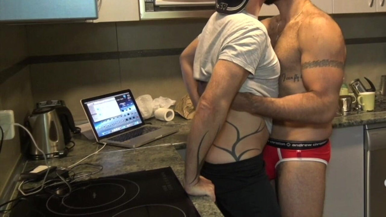 BAREBACKERS FROM LONDON: Chico maduro follando en la cocina