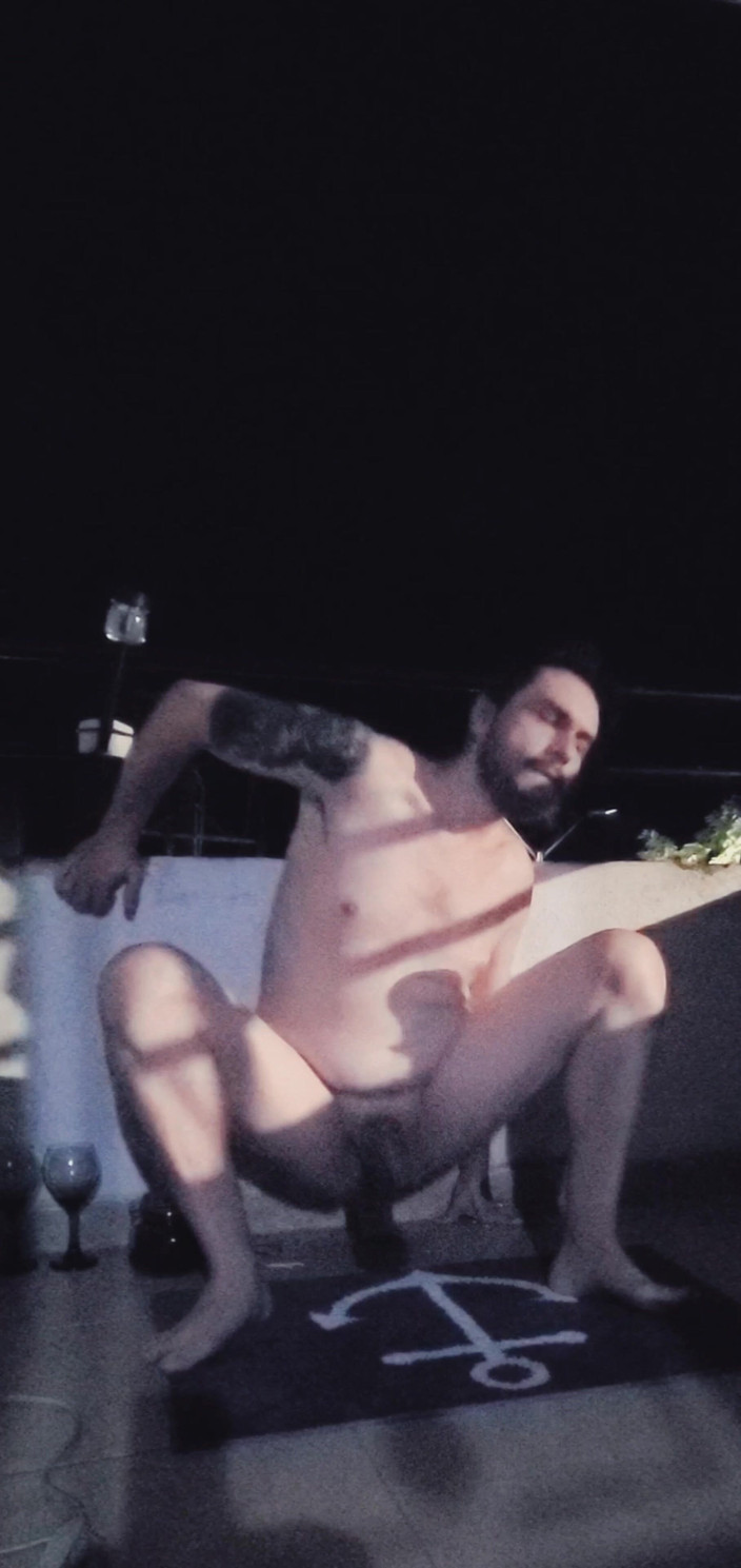 SlutClosetedfag: Scopata veloce con dildo sul balcone