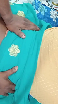 Tamil styvmamma fick hårt anal knull med sin styvson stönande så hett