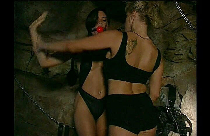 Outdoor pervs: 热辣女郎激情的女同性爱