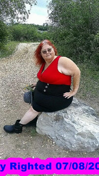 Sexy verpleegster Vicki loopt in het park en toont je en plaagt je