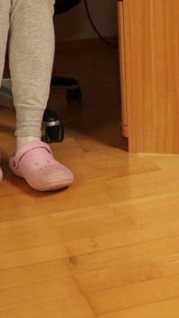 Chaussettes blanches coquines - pendent et taquinent les pieds en sueur