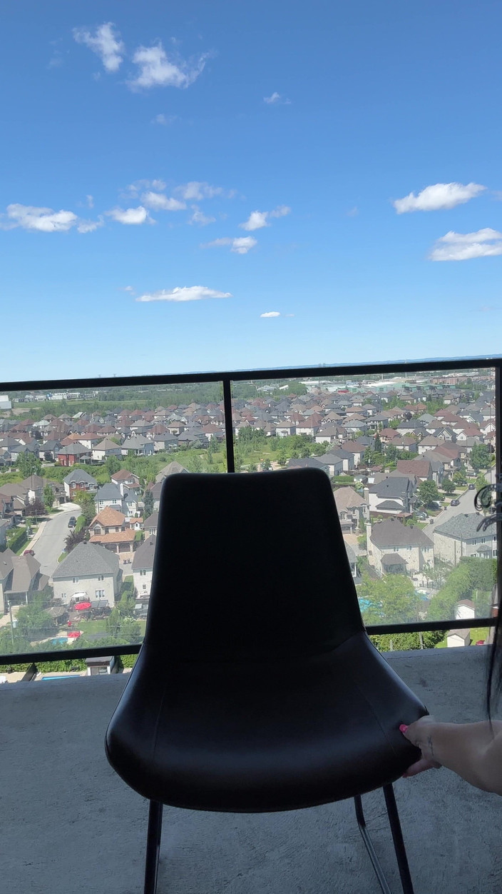 Miss Lexa: Kakak tiri muncrat di balkon