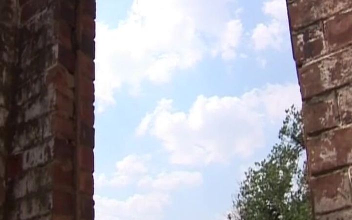 Enjoy German porn: Curvă germană negresă călărește o pulă neagră în această acțiune dură în...