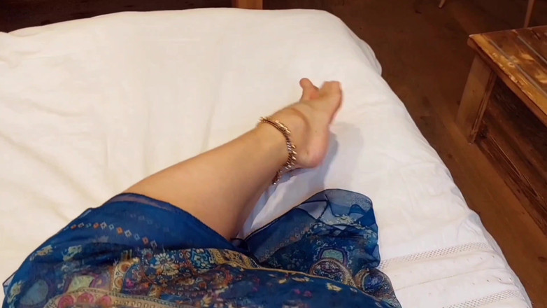 Selena701: Amatör sarışın olgun kadın yürüyüşten sonra seksin tadını çıkarıyor