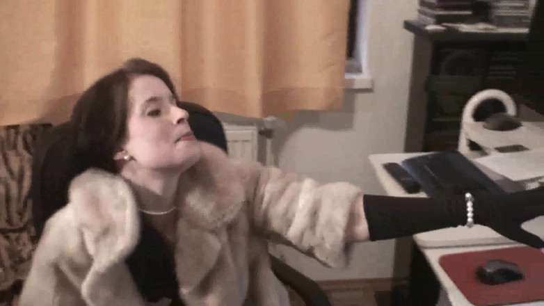 Femdom Austria: Nasty Domina e seu amante se divertem com seu escravo