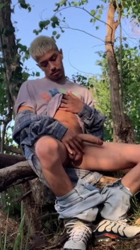 Ragazzo Magro Si Masturba E Succhia Un Enorme Carico in Pubblico Beccato