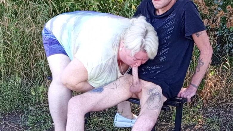 Zona901: Il vicino succhia il mio cazzo al parco su una...