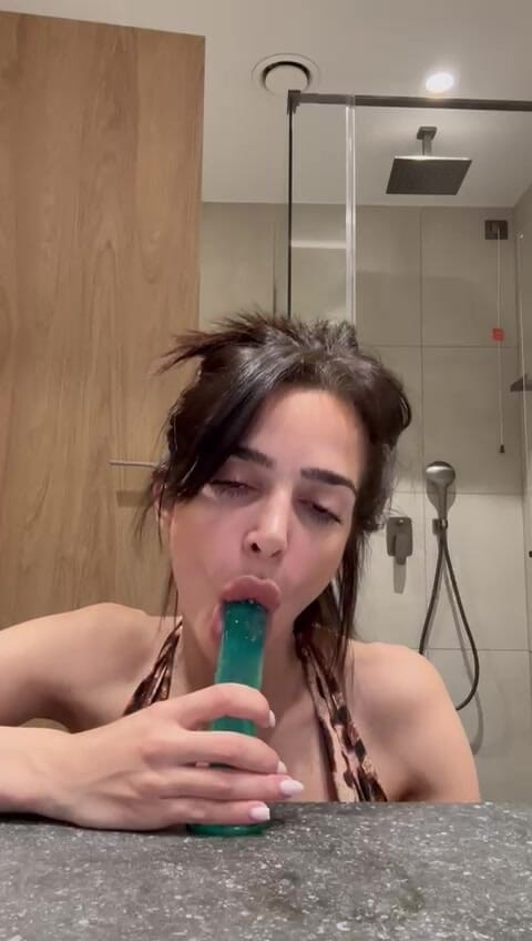 silicone_brunette: Scopata a pecorina leopardata