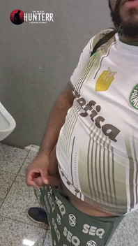 Après un entraînement à la masturbation dans la salle de bain
