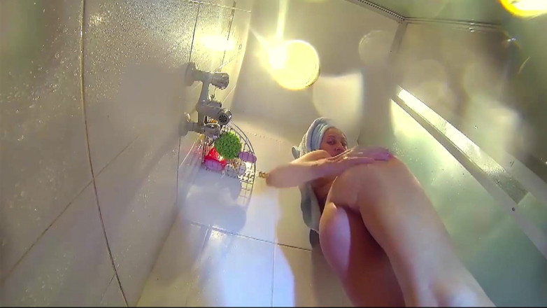 Regina Noir: Camera onder de douche. Jong naakt meisje wrijft over haar...