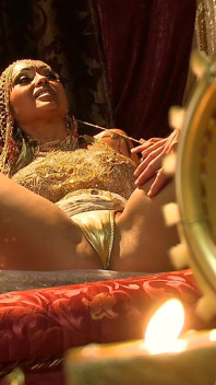Gagica latino Cleopatra este futută de o pulă mare