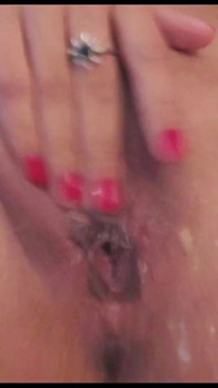 Tetona rubia milf se masturba y luego da descuidada mamada para facial