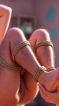 Une jeune infirmière adore les pieds de femmes âgées attachées dans l’asile