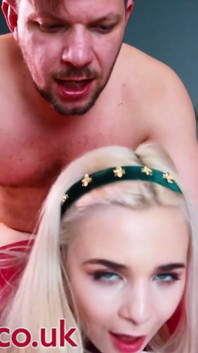 Si blonde kecil molek berusia 18 tahun dikongkek dan menelan air mani